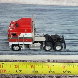 IXO 1:64 1976 KENWORTH K100 Aerodyne  Truck Model die-cast  red/white